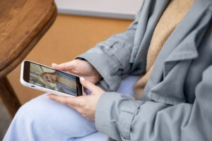 Gambar: Pengguna menonton video pendek di ponsel. Konten Video Hightlight yang padat informasi dan shareable meningkatkan keterlibatan pengguna.