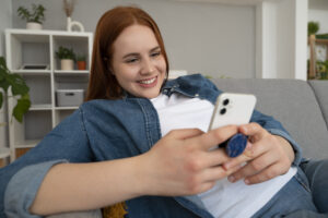 Gambar: Penonton menikmati konten pendek. Video Hightlight singkat memudahkan audiens tetap fokus pada inti informasi.